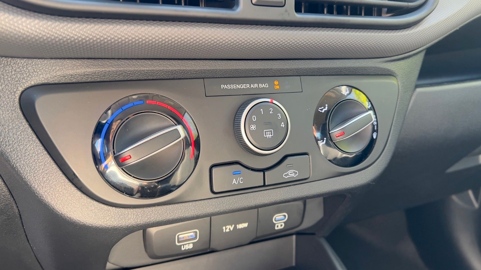 Fahrzeugabbildung Hyundai i10 1.0 Trend *Klima*Navi*CarPlay*PDC*RFKamera*