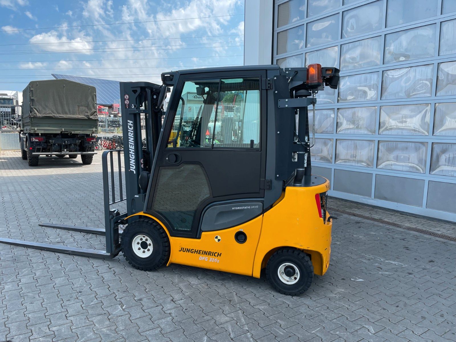 Fahrzeugabbildung Jungheinrich DFG 316s / Triplex: 4.4m / 2.008h / Klima / SS