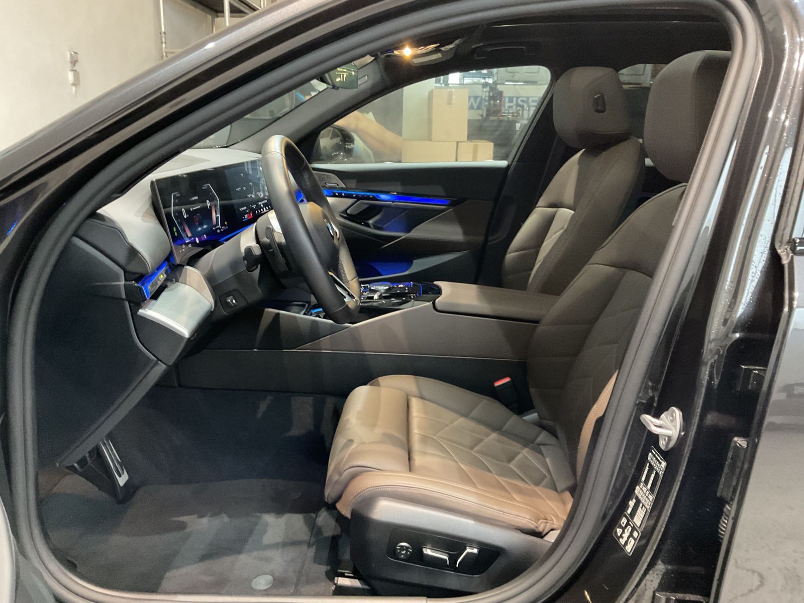 Fahrzeugeinzelansicht 11 Fahrzeugabbildung BMW 540d xDrive Touring M Sportpaket Pro DAB LED AHK