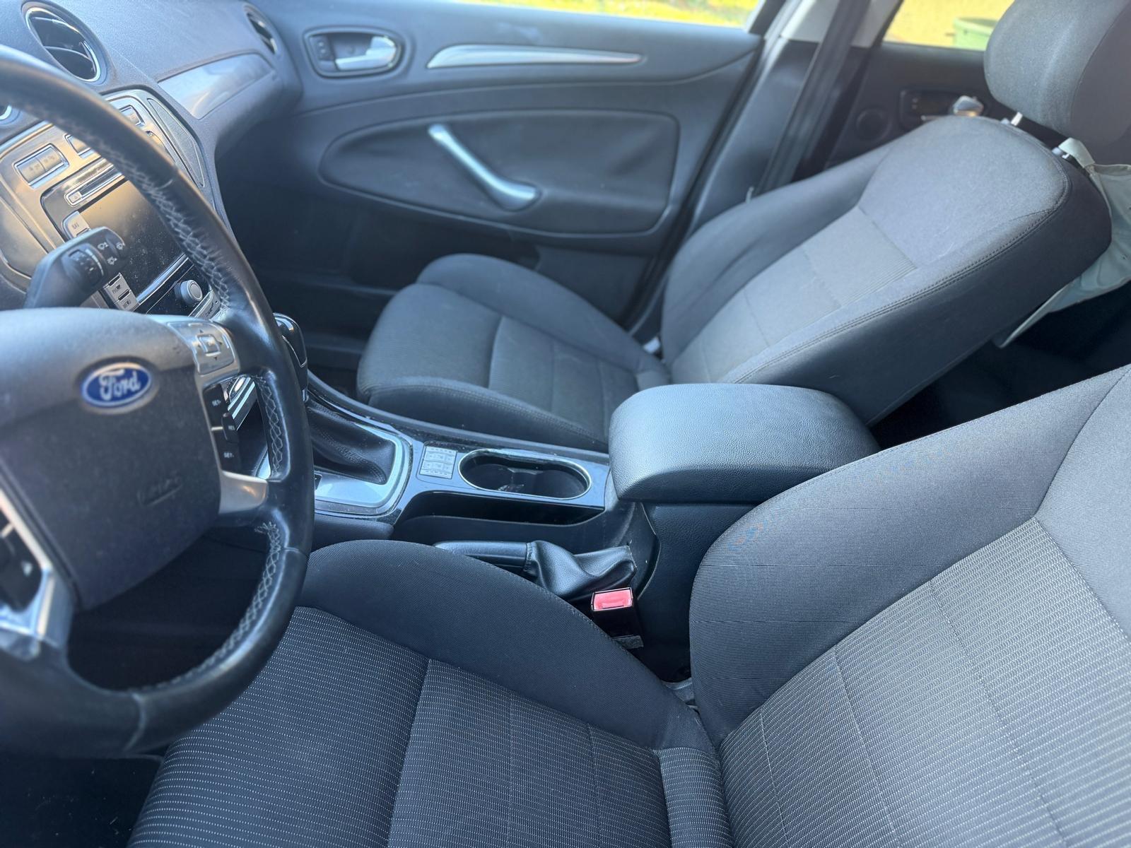 Ford Mondeo 2011 — interior