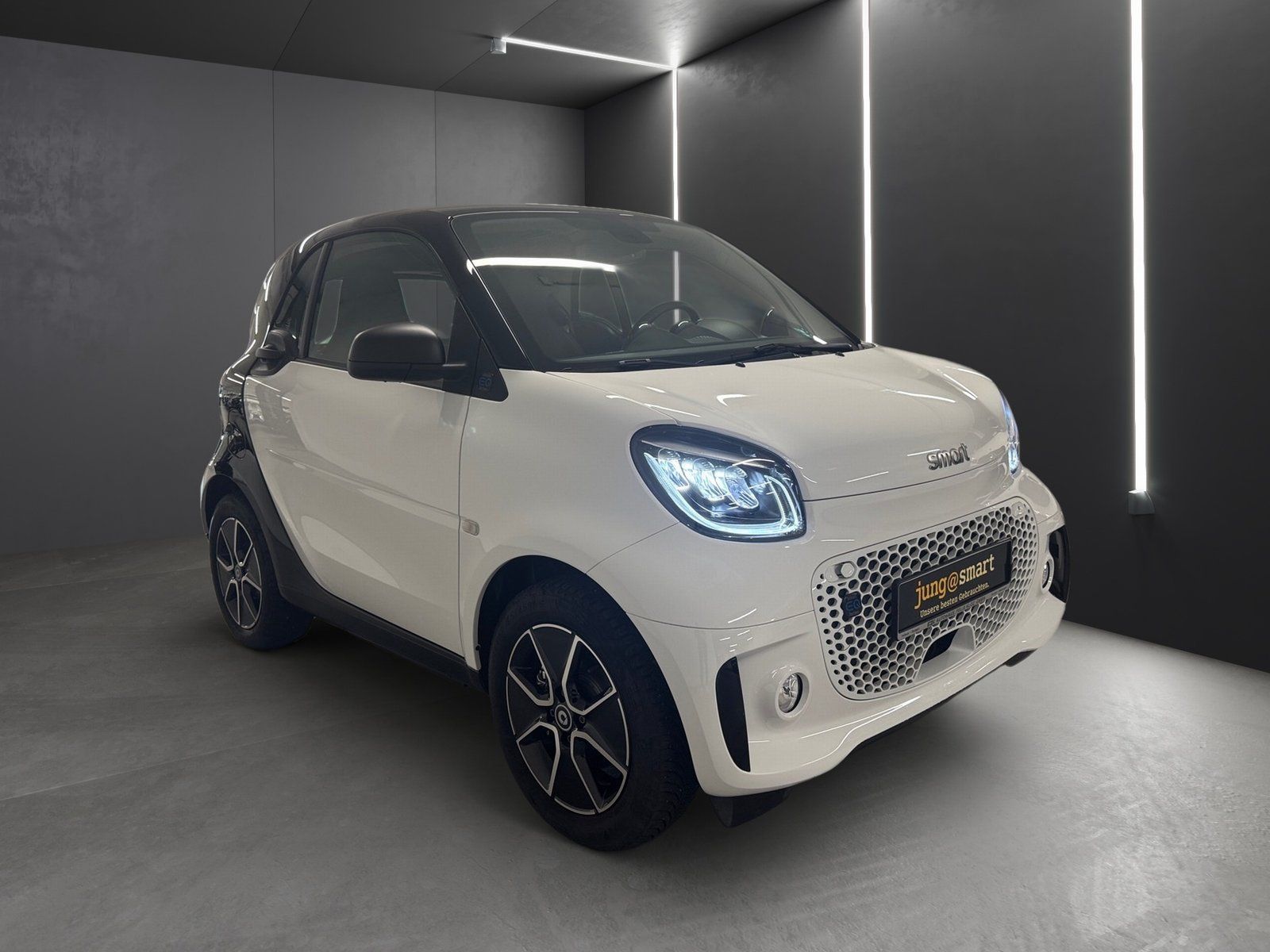 Fahrzeugabbildung Smart smart EQ fortwo Exclusive*Pano*LED*Kamera*22kW*