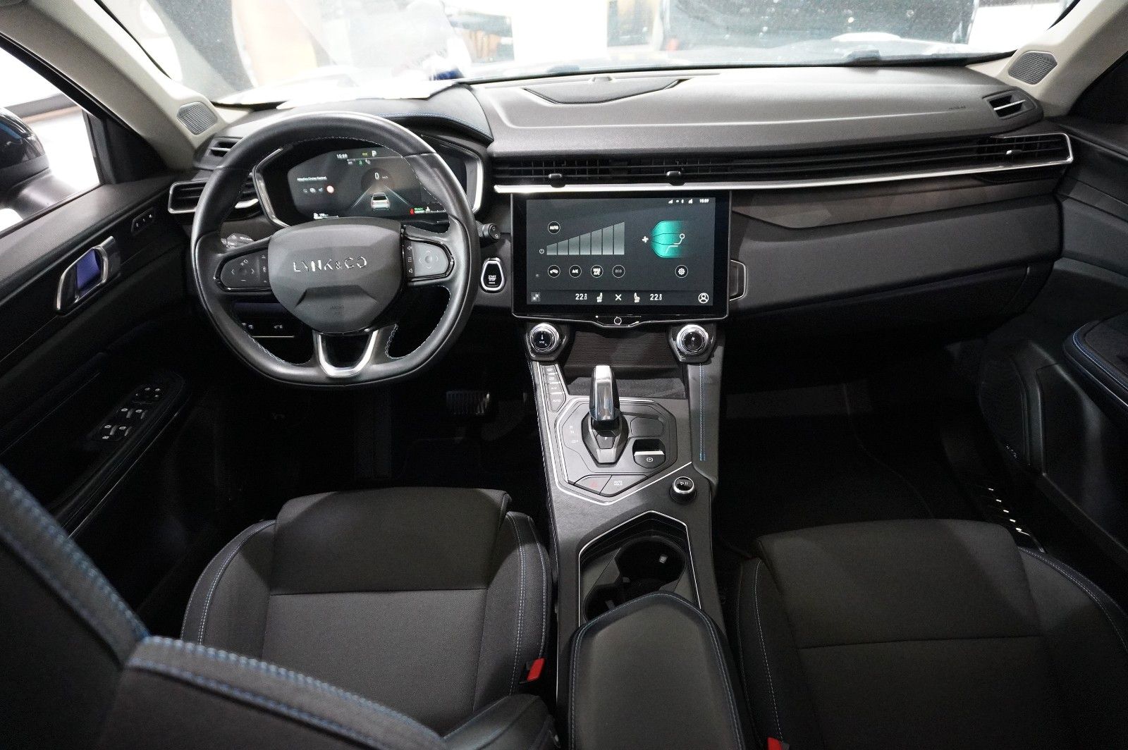 Fahrzeugabbildung Lynk&Co 01 1.5T HEV HYBRID NAVI/LED/SPORT/VIRT./PANO/DAB