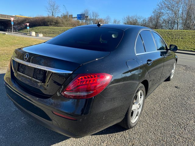 Mercedes-Benz E 220 d Autom Navi Original Schwarz