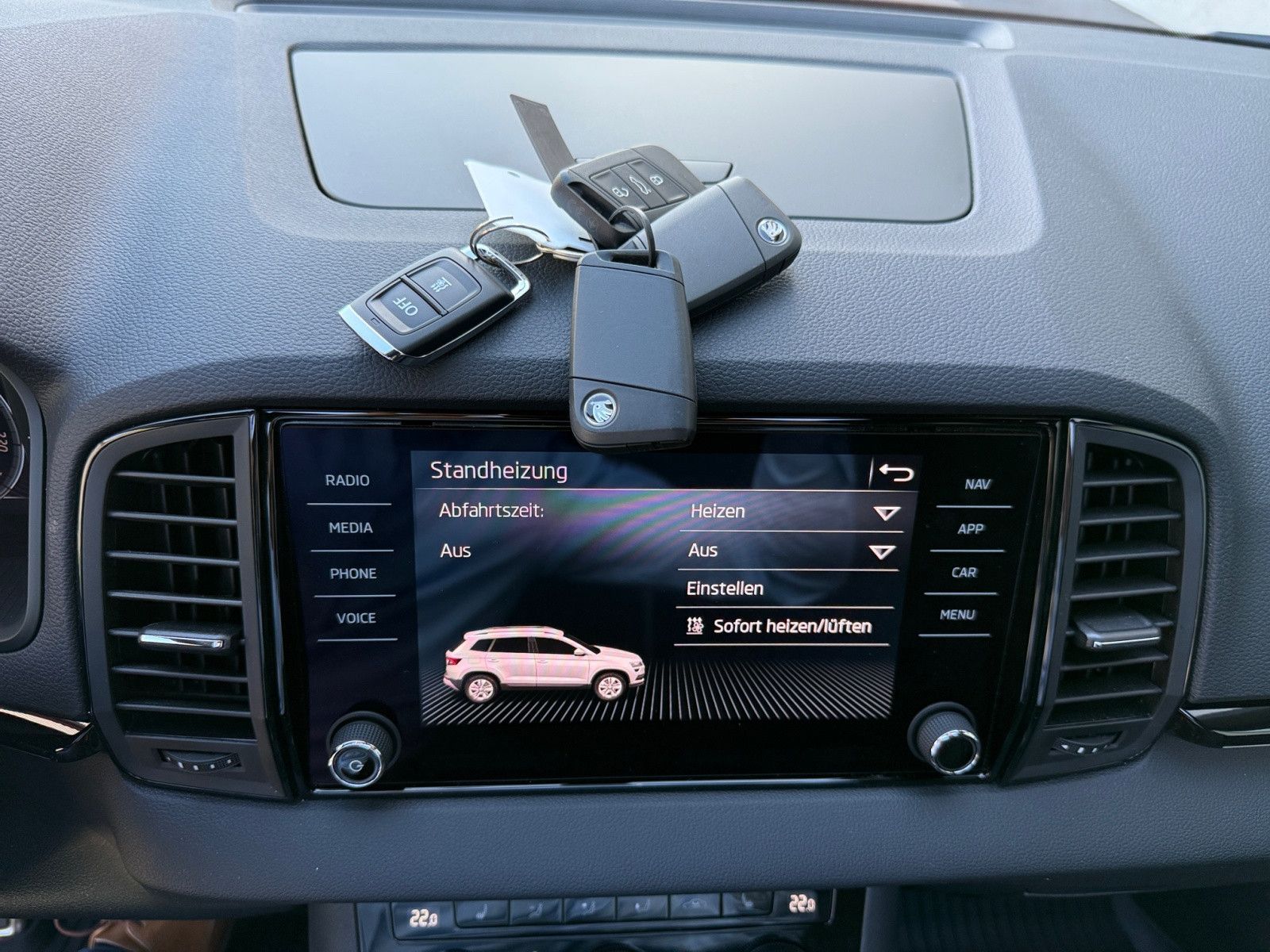 Karoq Sportline 1,5 TSI DSG Navi AHK Kamera Pano