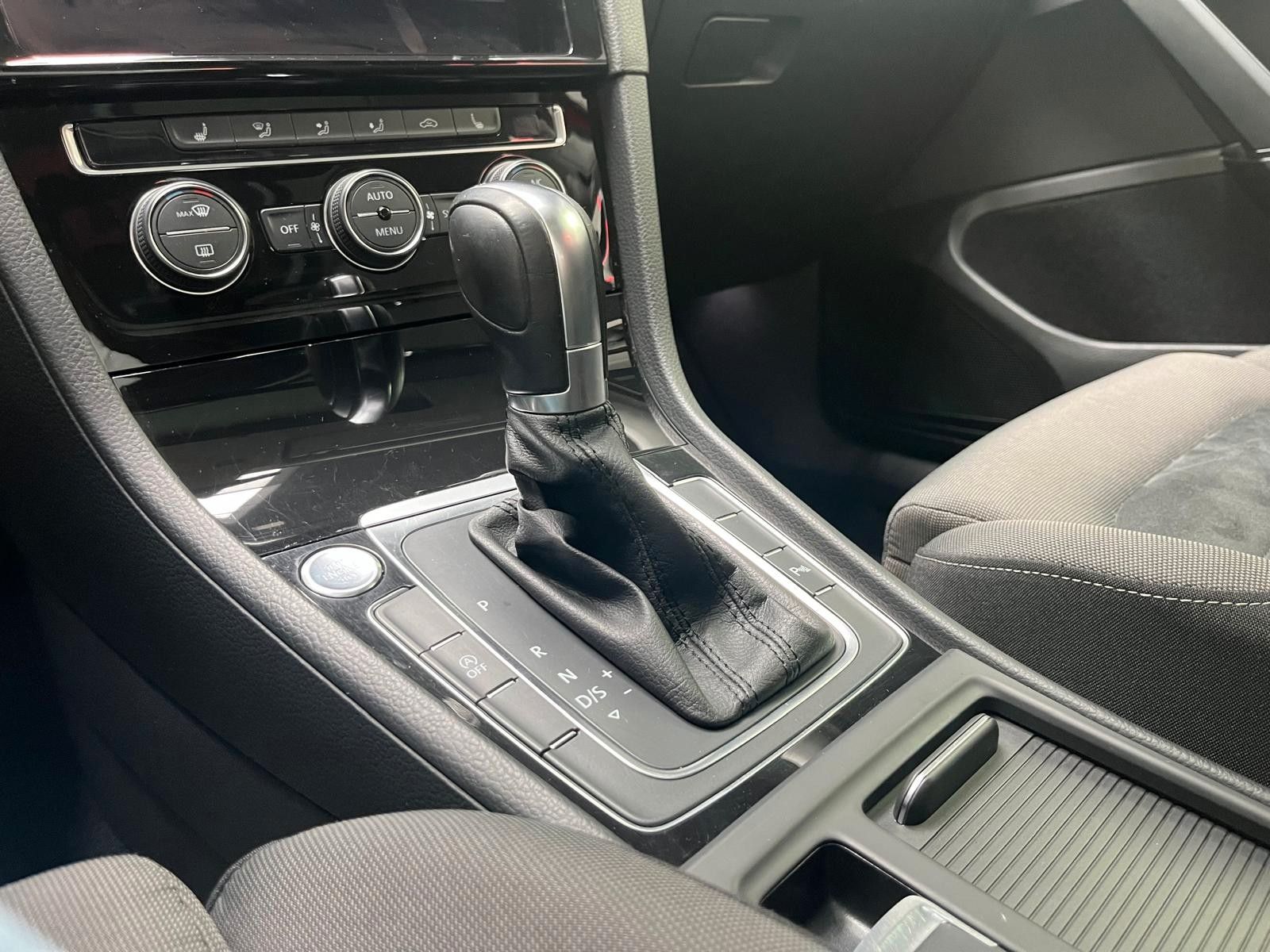 Fahrzeugabbildung Volkswagen Golf VII Variant 2.0 TDI Highline*Pano*RFK*AHK*L