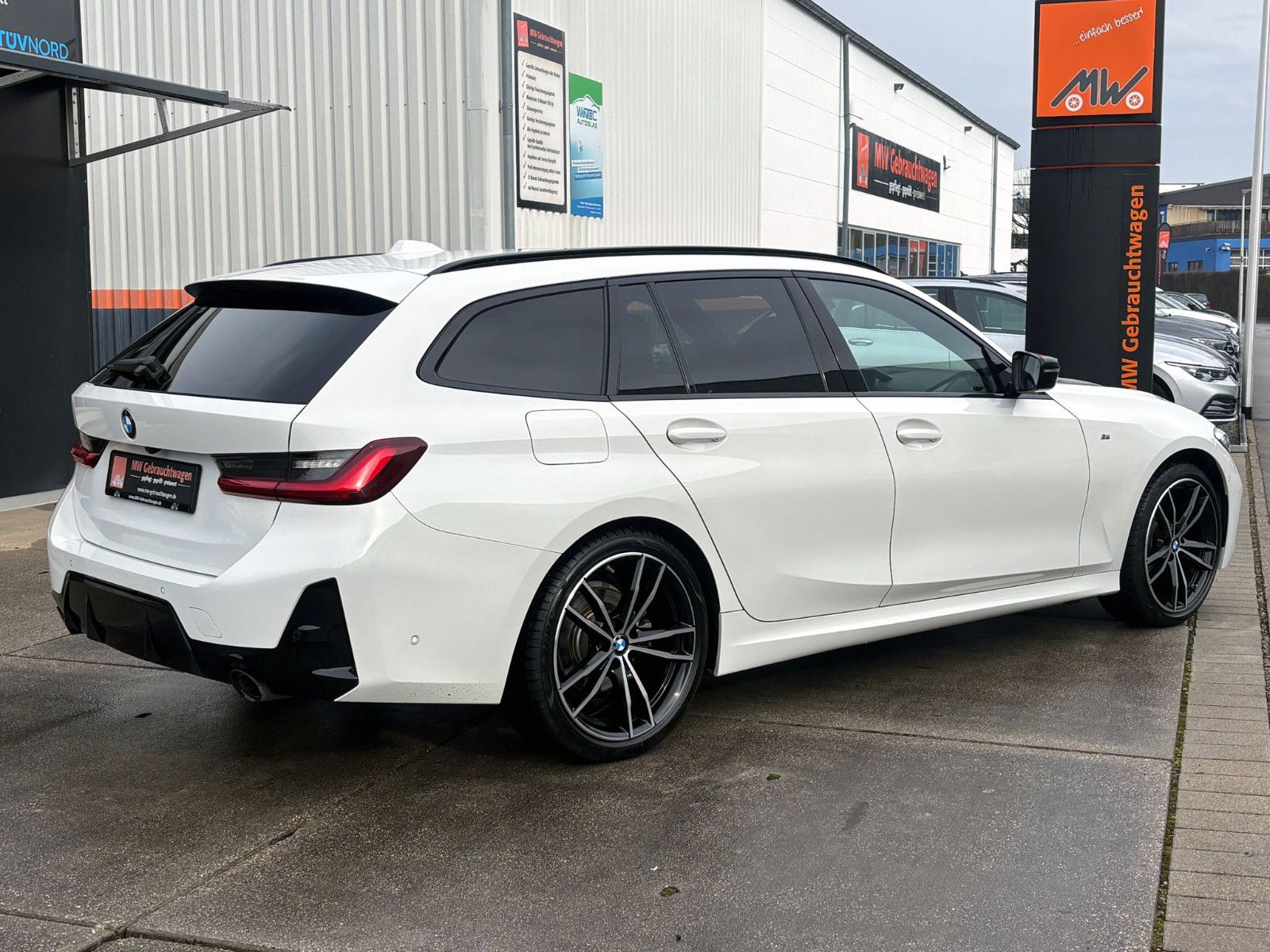 Fahrzeugabbildung BMW 318i Touring M-Sport Steptr. KAM AHK LED SHZ HUD