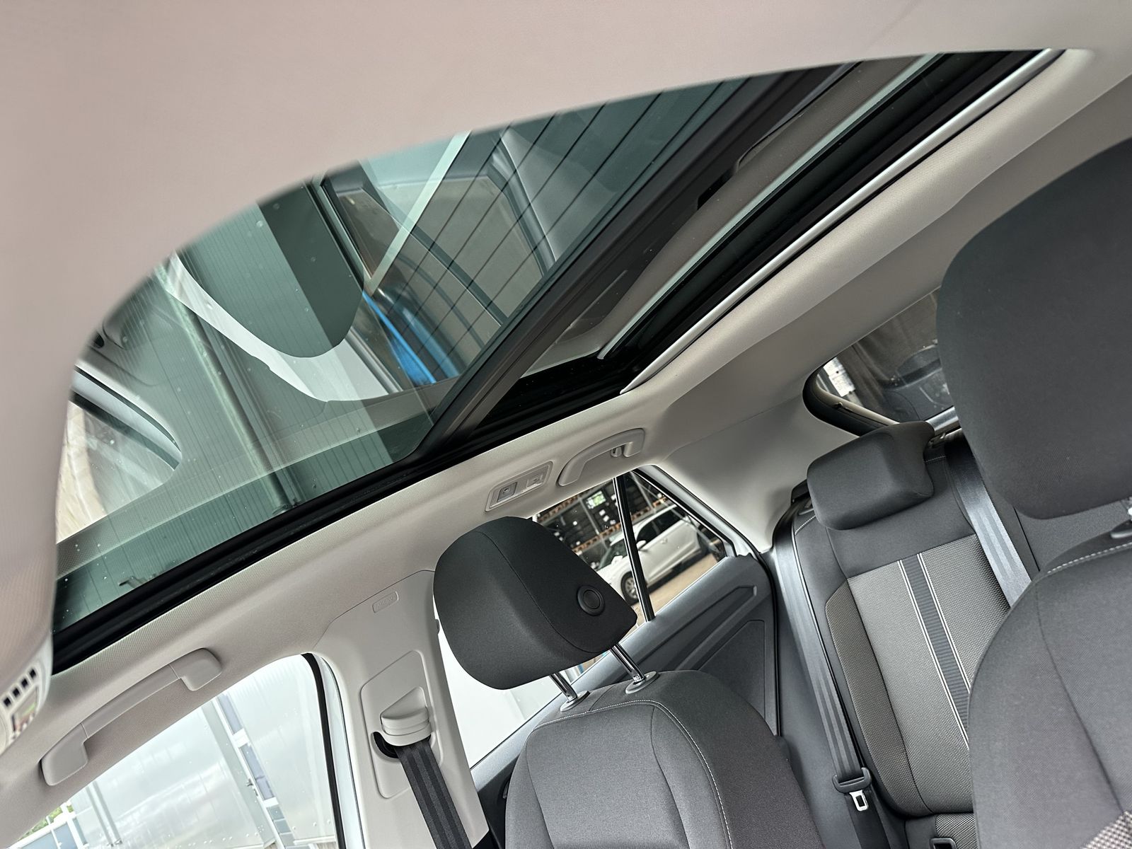 Fahrzeugabbildung Volkswagen T-Roc 2.0 TDI DSG 4Motion Style NAV+LED+PANO+KAM