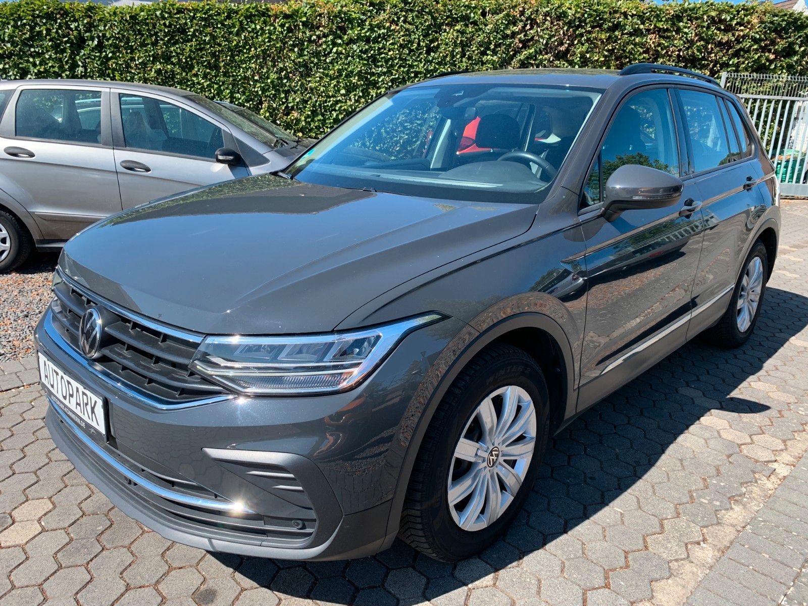 Volkswagen Tiguan - 1