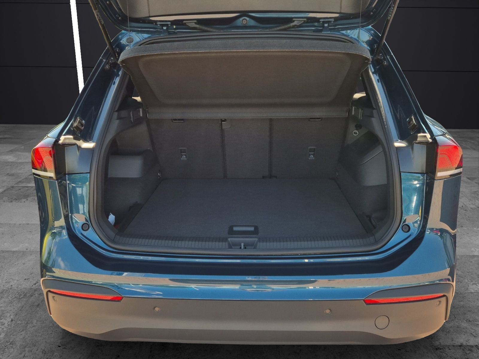 Fahrzeugabbildung Volkswagen Tiguan eTSI Life DSG LED AHK Navi AID ACC RFK SH