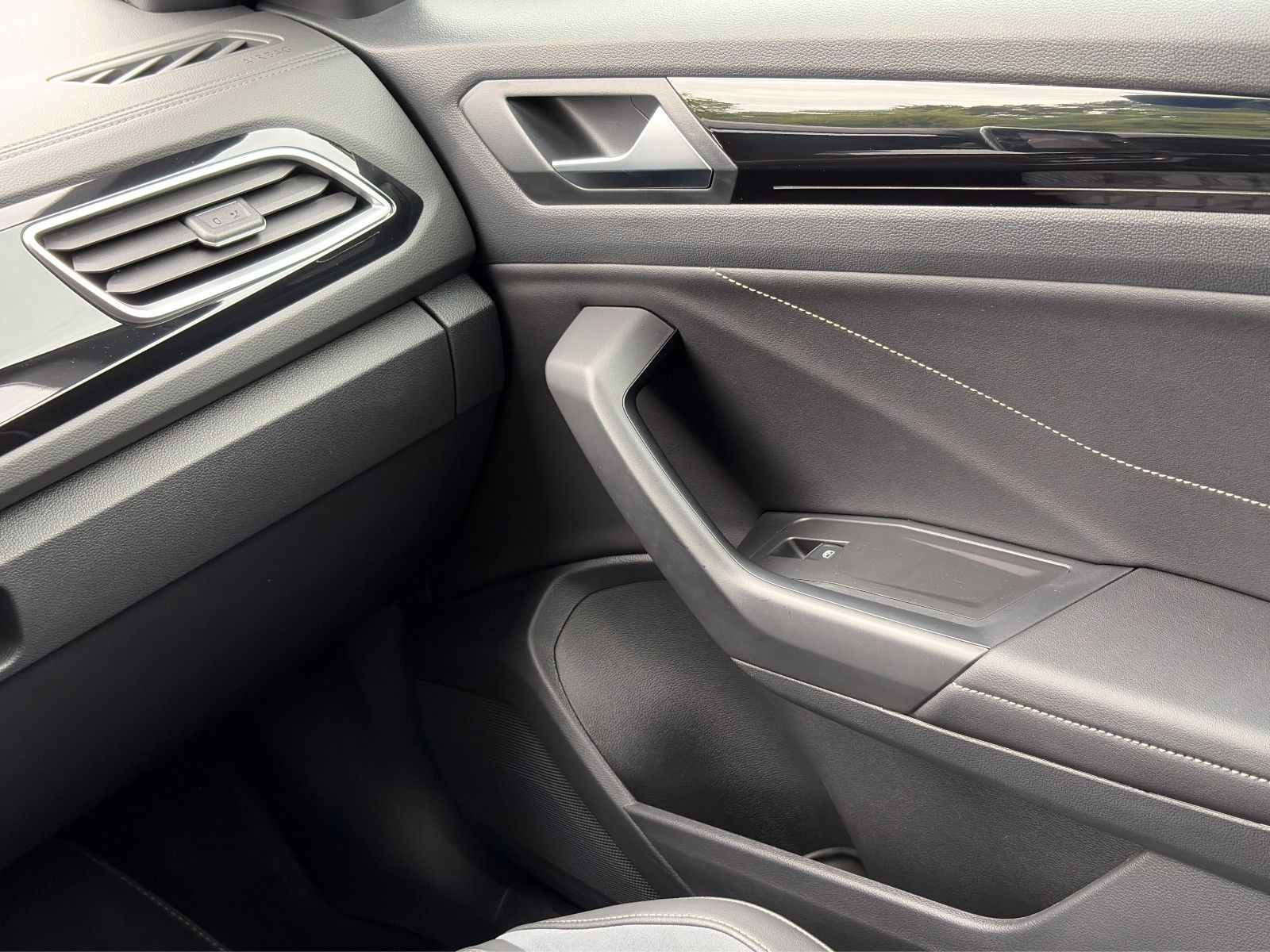 Fahrzeugabbildung Volkswagen T-Roc R-Line 4M*DSG*SHZ*LED*NAVI***