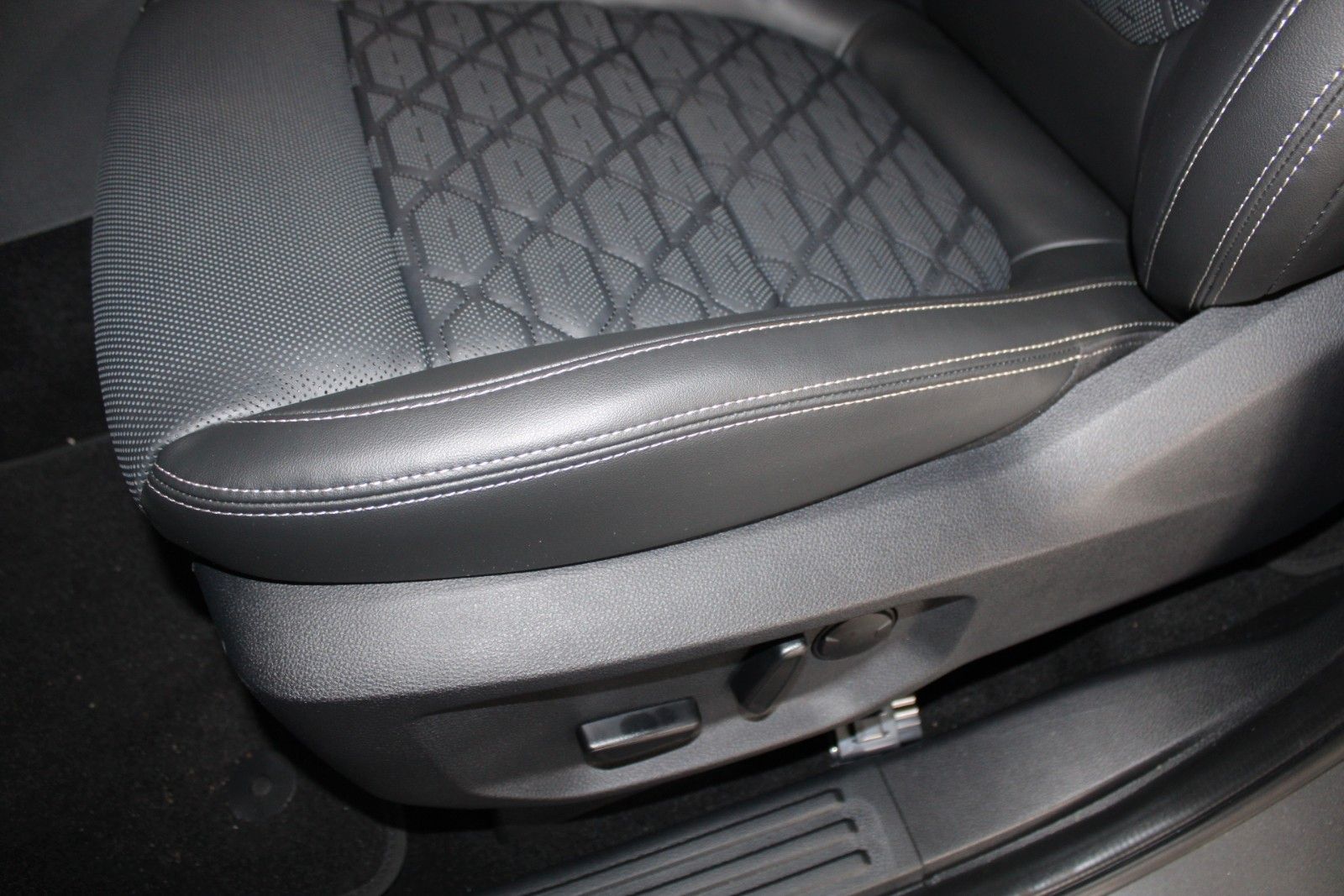 Fahrzeugabbildung Ford Ranger Platinum Automatik LEDER AHK ROLLO STDH