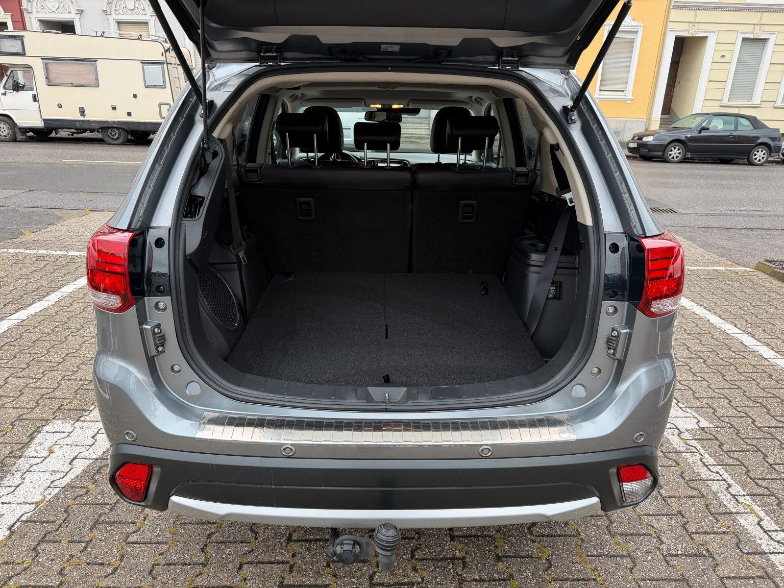 Fahrzeugabbildung Mitsubishi Outlander Top 4WD 7-SITZER AHK LEDER NAVI KAMERA