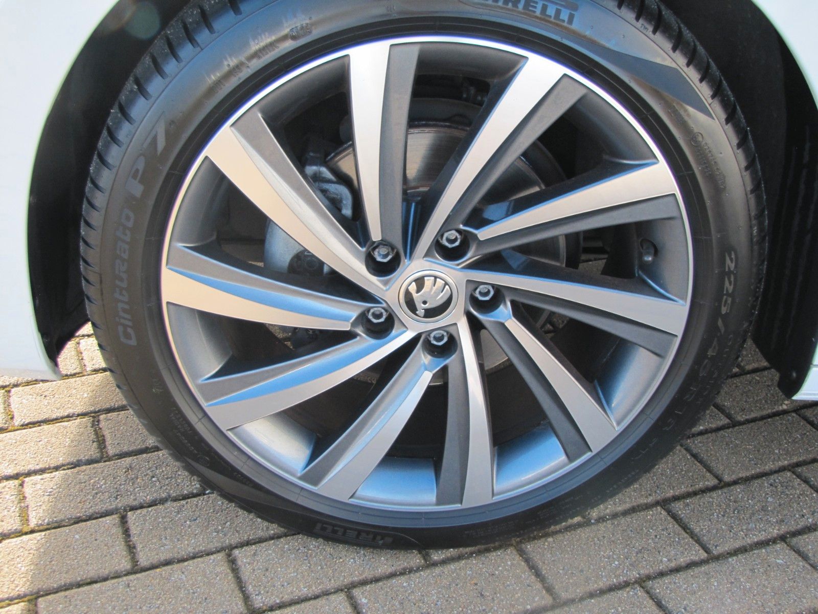 Fahrzeugabbildung SKODA Octavia Combi Tour 2.0 TDI DSG, Standheizung