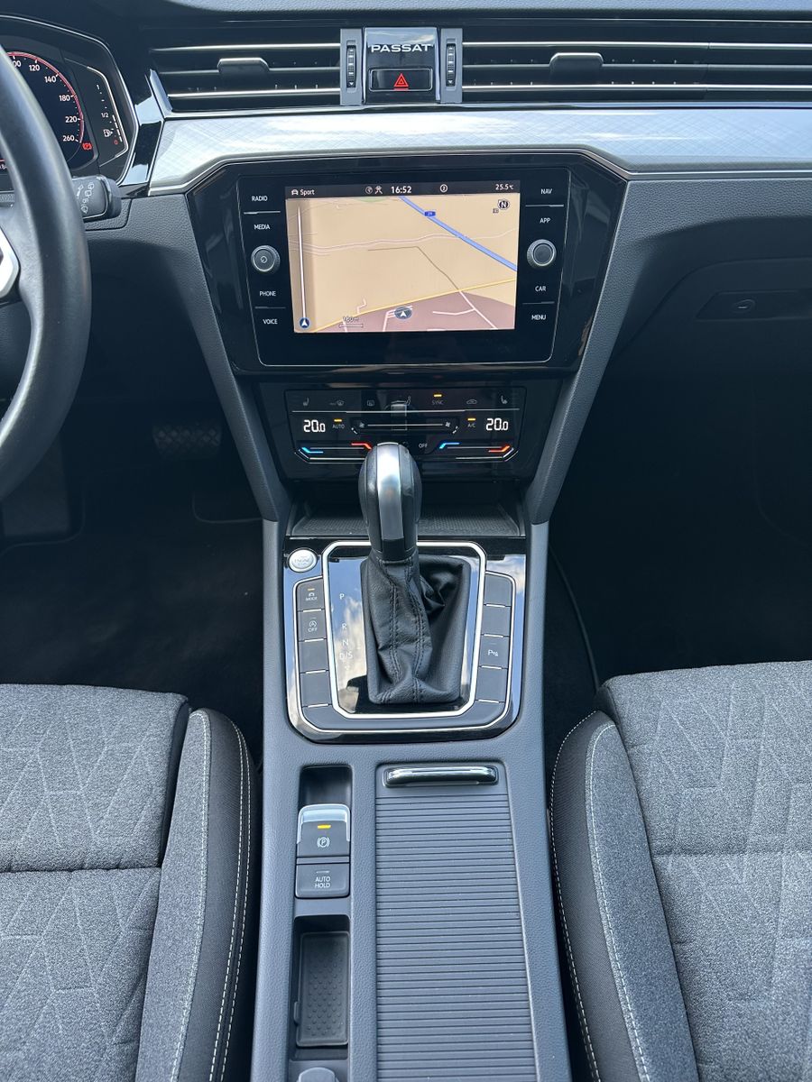 Fahrzeugabbildung Volkswagen Passat Variant R-Line NAV+MATRIX+AHK+PANO+HEADUP