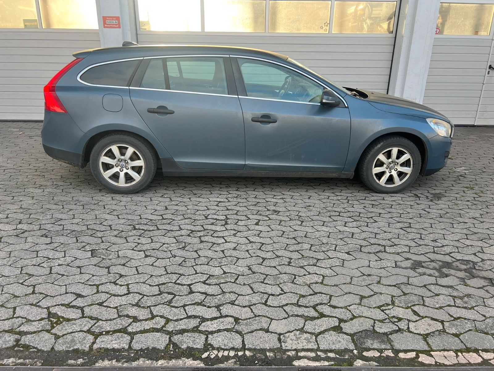 Fahrzeugabbildung Volvo V60 Kombi Momentum T.leder,Navi,Xenon,SH,PDC,AHK