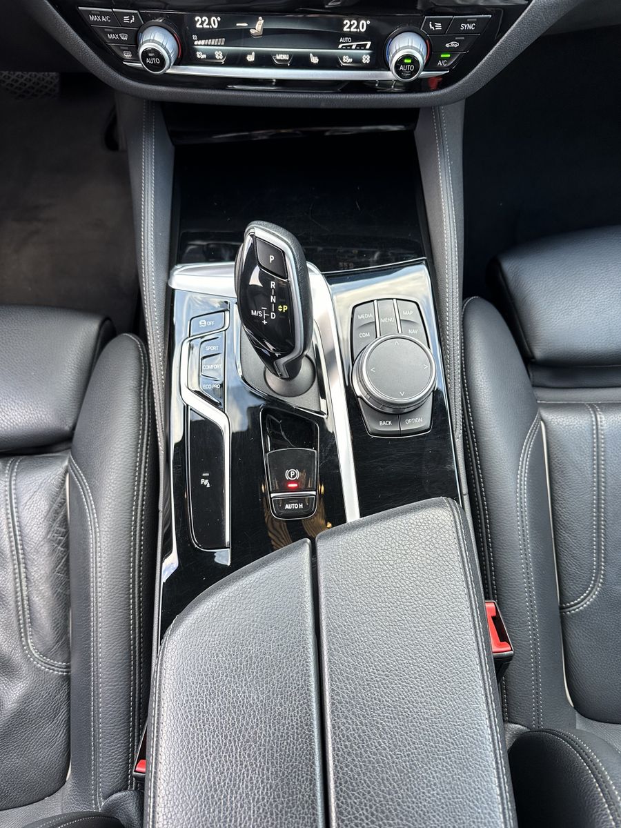 Fahrzeugabbildung BMW 520d Touring Luxury-Line NAV+LED+HEAD-UP+H&K+KAM