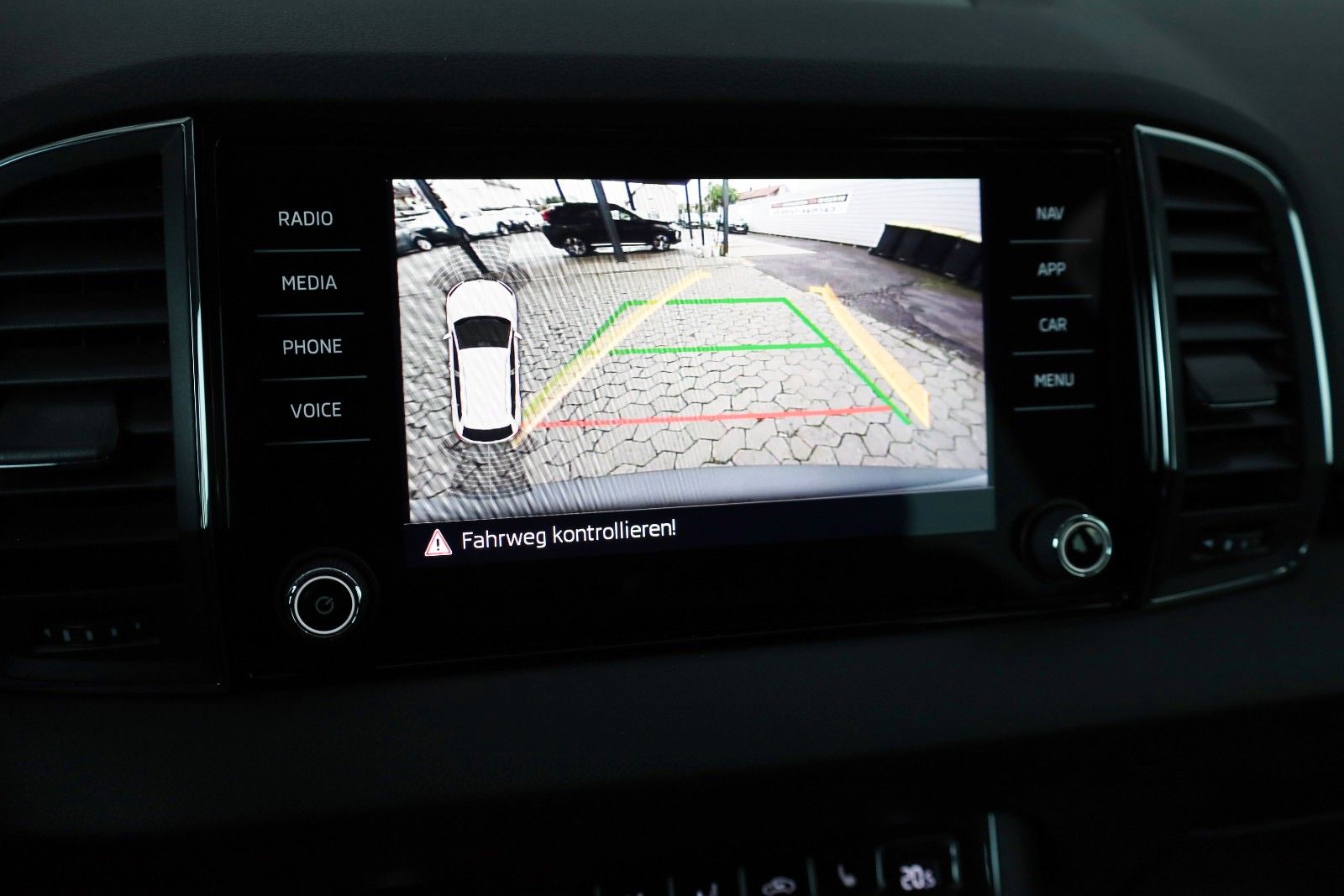 Fahrzeugabbildung SKODA Karoq Style Navi,LED,Kamera,SH,PDC,SR+WR,AHK