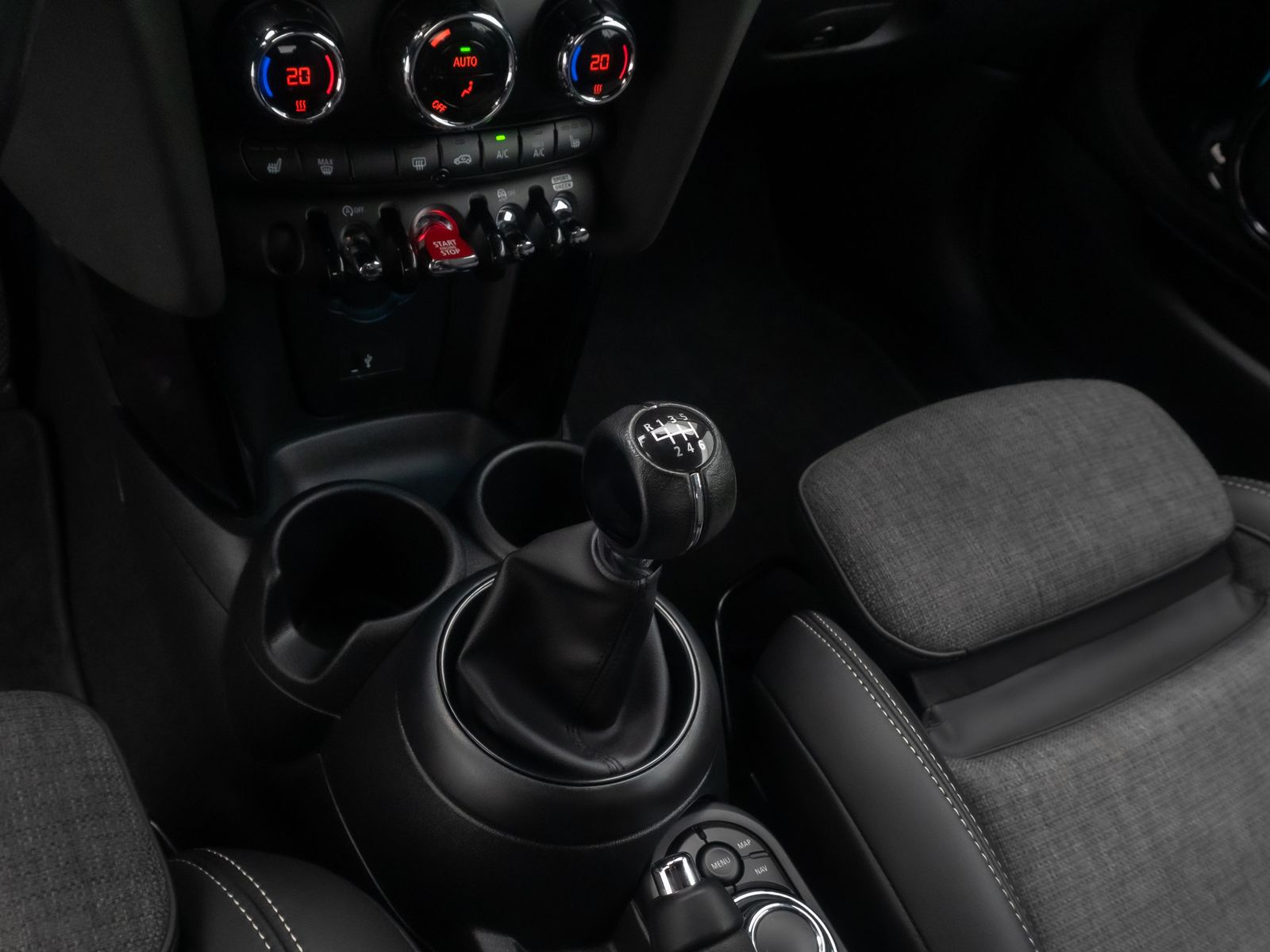 Fahrzeugabbildung MINI One Cabrio Classic Trim Komfort DAB Leder Sport