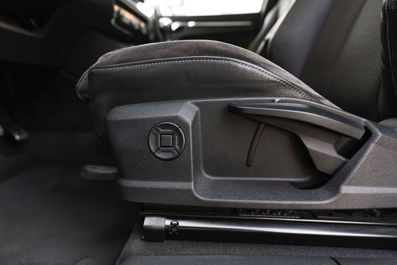 Fahrzeugabbildung Audi Q3 35 TDI QUATTRO DSP LED TOTW NAV TEMPOMAT