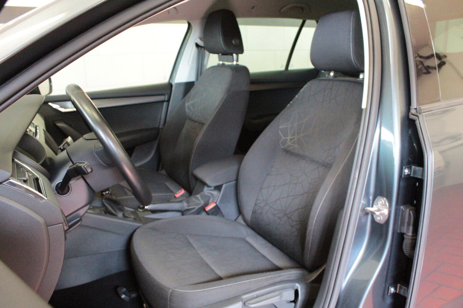 Fahrzeugabbildung SKODA Octavia 1.6 TDI CLEVER Combi  Navigation