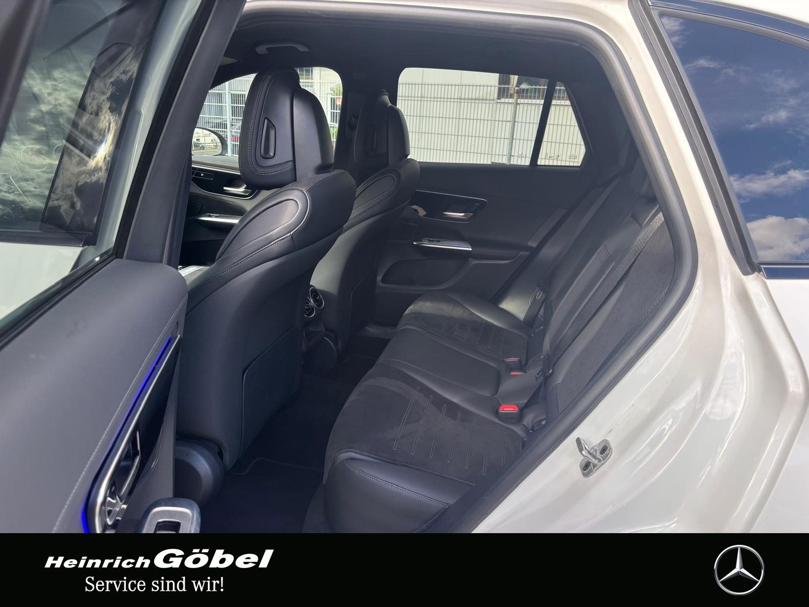 Fahrzeugabbildung Mercedes-Benz GLC 200 4M AMG*AHK*WINTER-PAKET*AMBIENTEBEL*