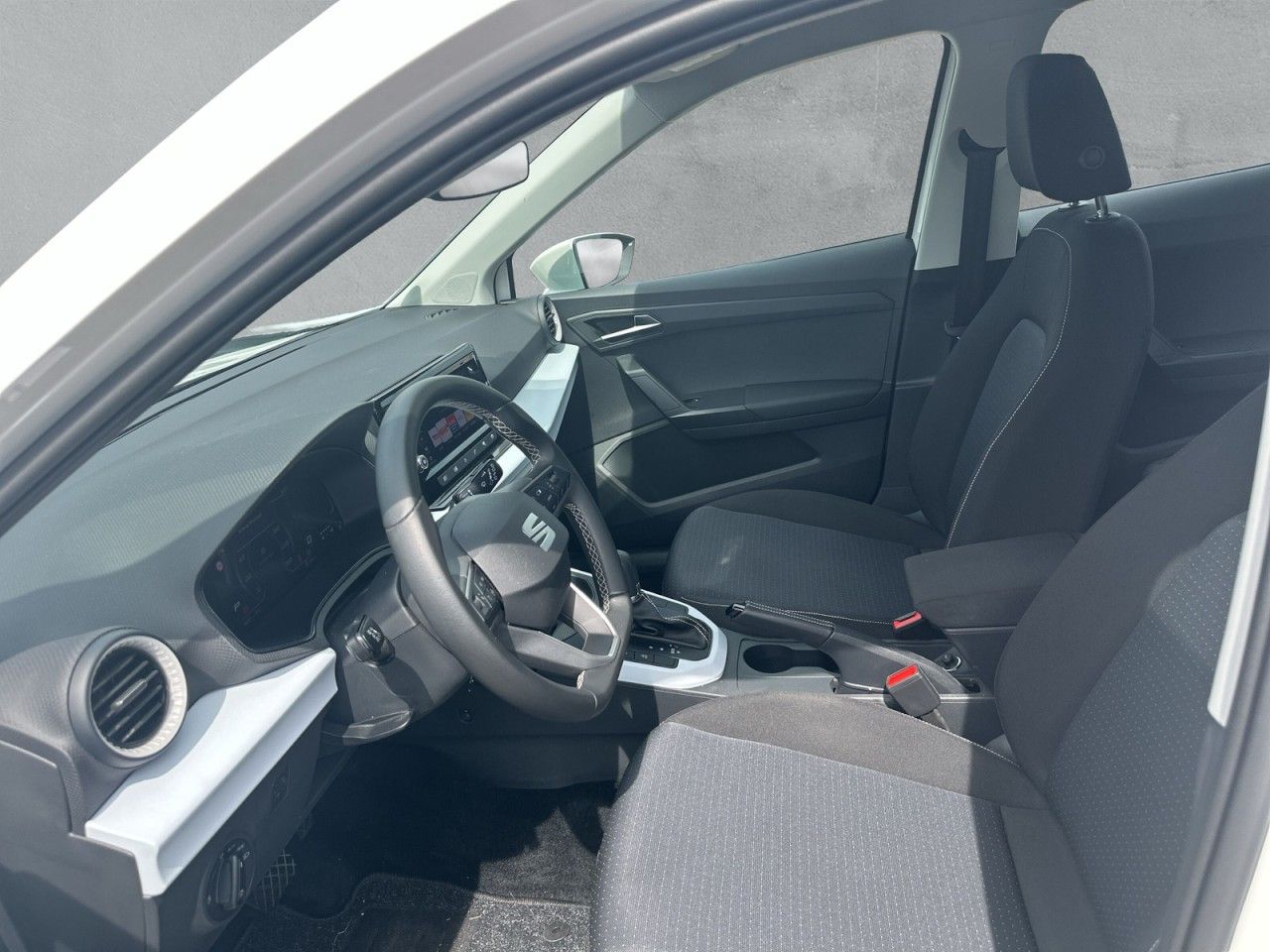 Fahrzeugabbildung SEAT Arona 1.0TSI 116PS Style Edition*AHK*1Hnd* - mit KI generiert/bearbeitet
