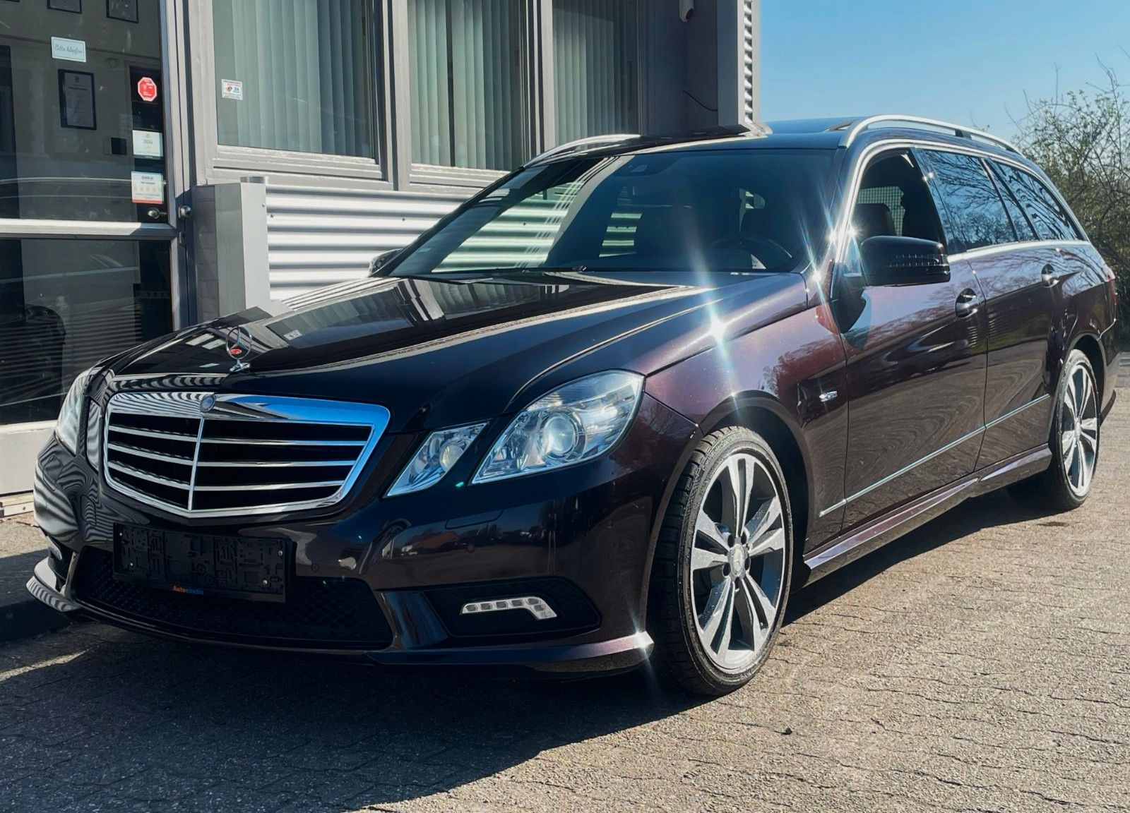 Fahrzeugabbildung Mercedes-Benz E 300 T CDI 7G AUT**AMG**LEDER NAVI GLASSD XENON
