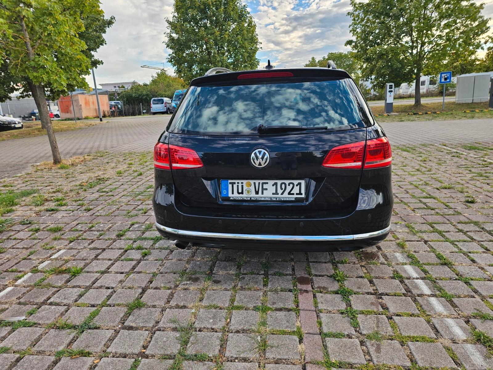 Volkswagen Passat 2011 — rear view