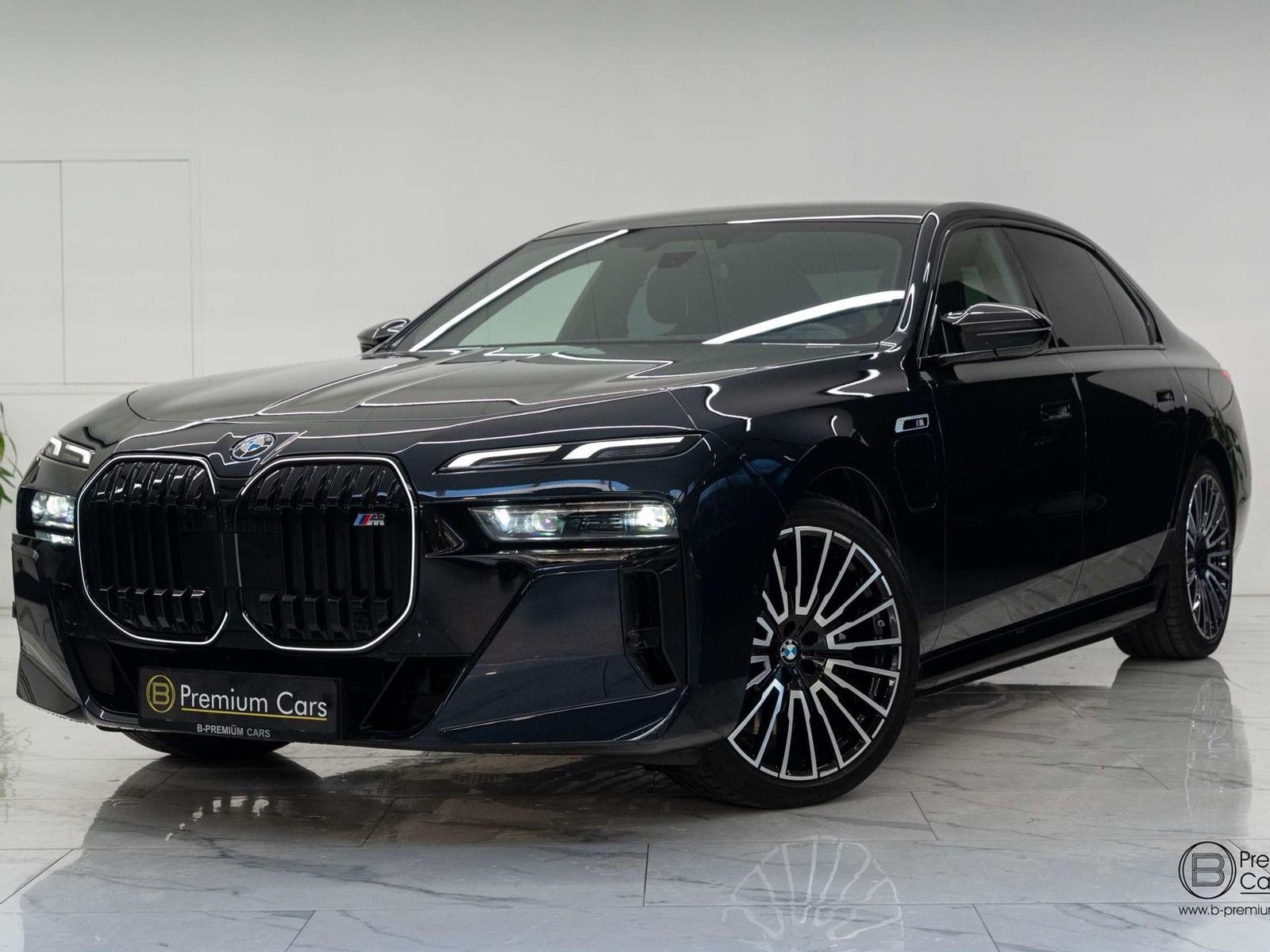 BMW 760 xDrive Individual! FULL OPTIONS! Black pack!