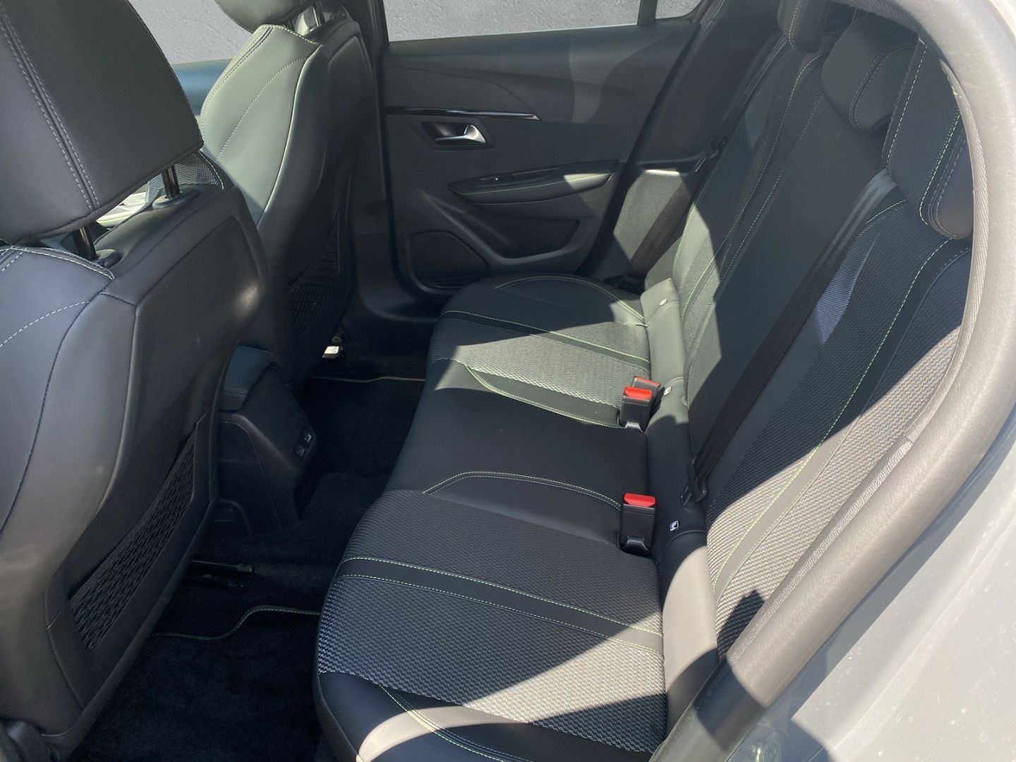 Fahrzeugabbildung Peugeot 208 GT 1.2 PureTech 100 EU6e *Navi*RFK*Sitzh.*LE