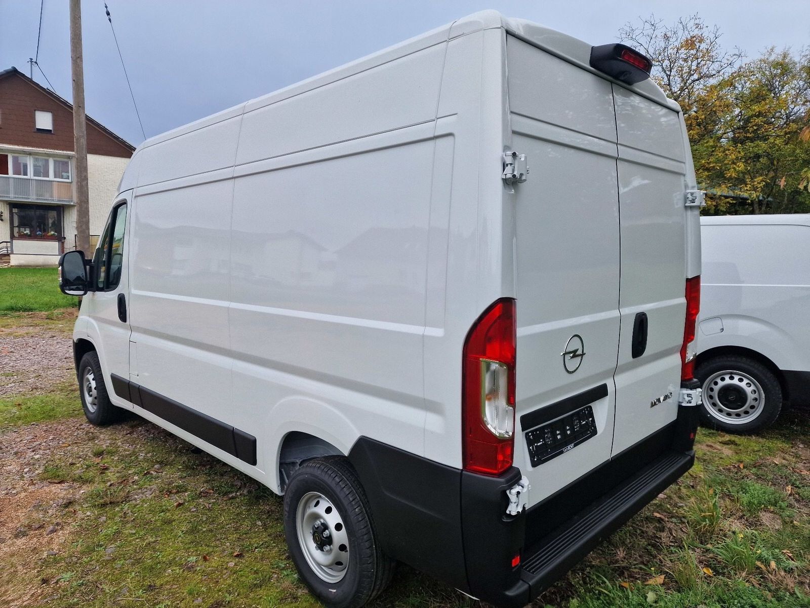 Fahrzeugabbildung Opel Movano Kasten 33 L2H2 BlueHDI 140