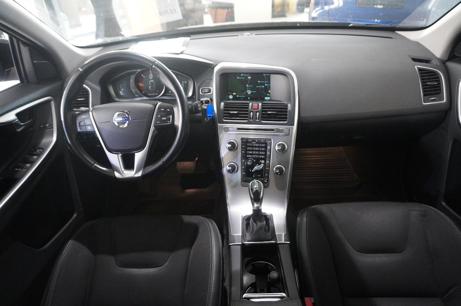 Fahrzeugabbildung Volvo XC 60 MOMENTUM 2WD NAVI/BI-XENON/SHZ/KAMERA/TEMP