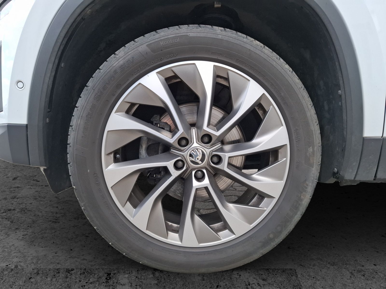 Fahrzeugabbildung SKODA Kodiaq TSI Clever Matrix AHK Navi ACC RFK SH 19"