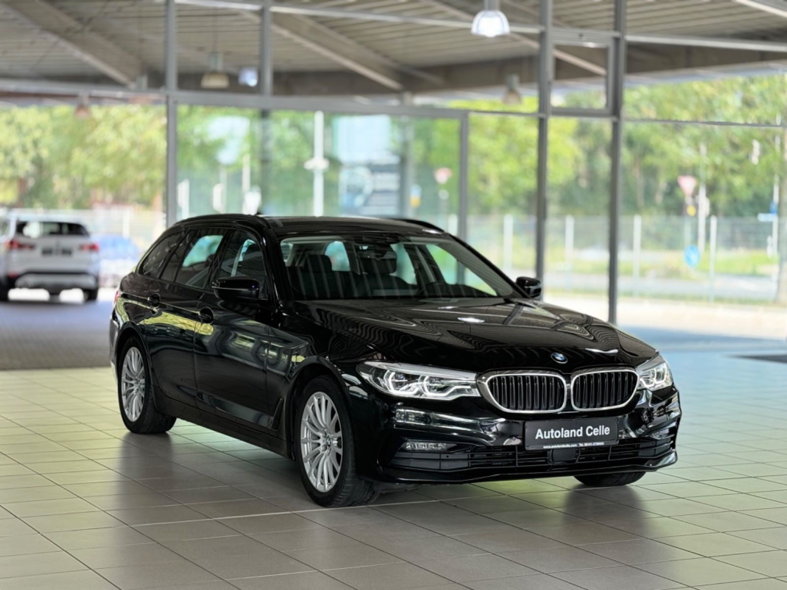 Fahrzeugabbildung BMW 520d Sport Line ACC Kamera HUD HiFi Alarm Komfo