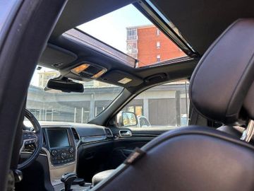 Jeep Grand Cherokee - 12