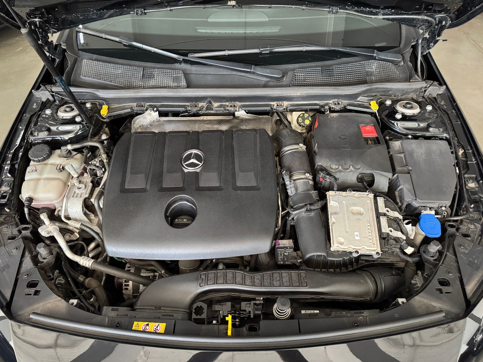 Fahrzeugabbildung Mercedes-Benz A 180 d PROGRESSIVE SPORTPAKET LED NAVI MBUX +