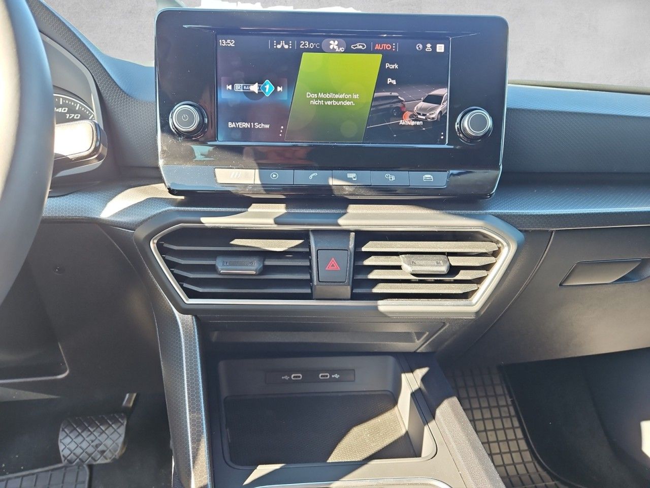 Fahrzeugabbildung SEAT Leon Sportstourer eTSI DSG Style Sitzheizung