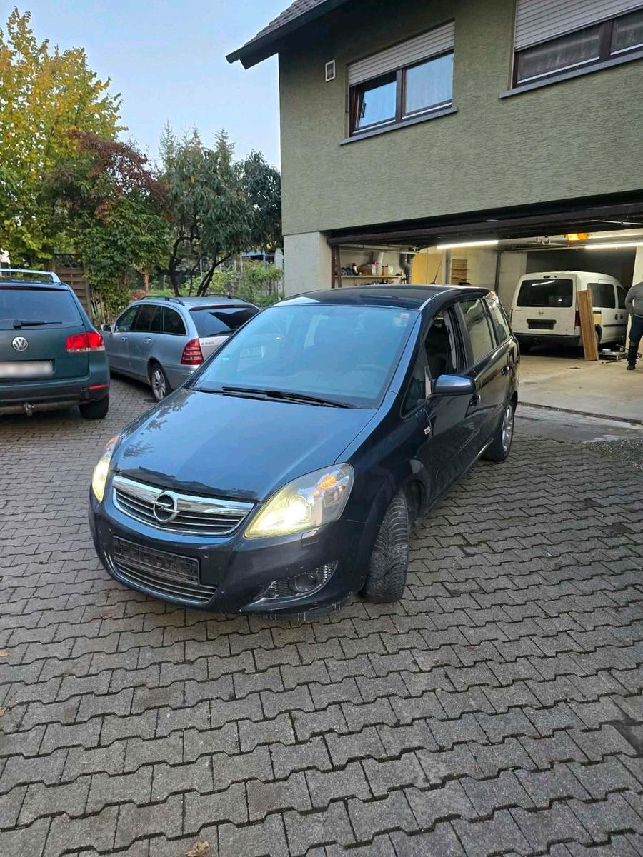 Opel Zafira 2008 — rear view