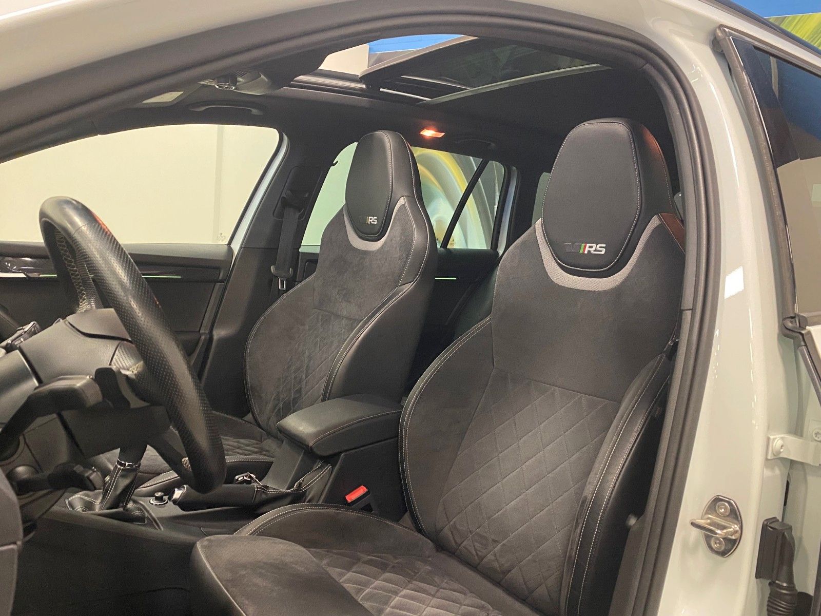 Fahrzeugabbildung SKODA Octavia 2.0 TSI DSG RS Combi+PANORAMA+19"+NAVI++