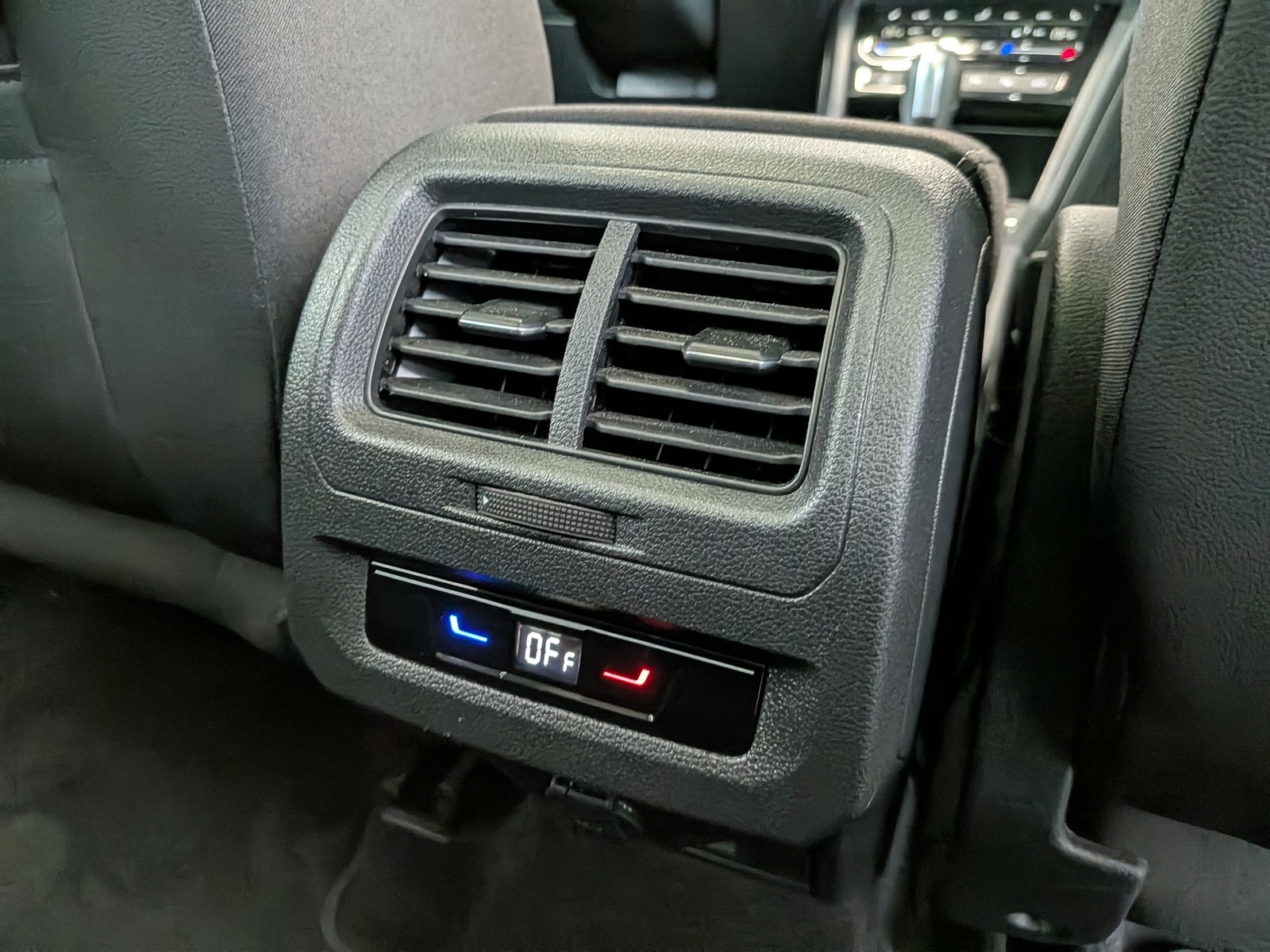 Fahrzeugabbildung Volkswagen Touran 2.0 DSG R-Line High Pano 7-Si IQ AHK VOLL