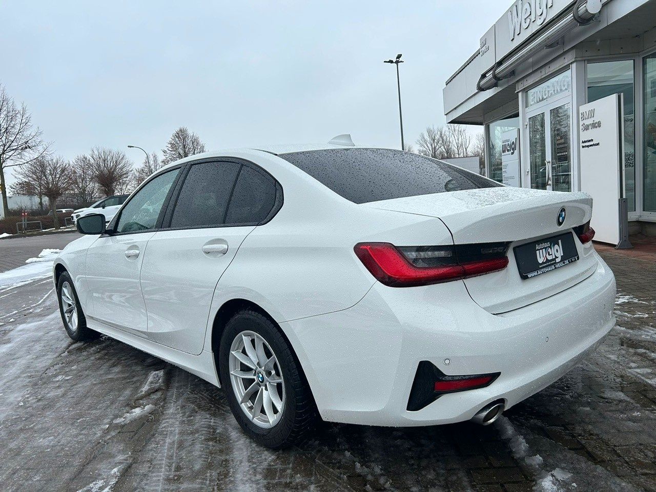 Fahrzeugabbildung BMW 320iA Advantage +Komfortzugang+DrivingAssist.+LM