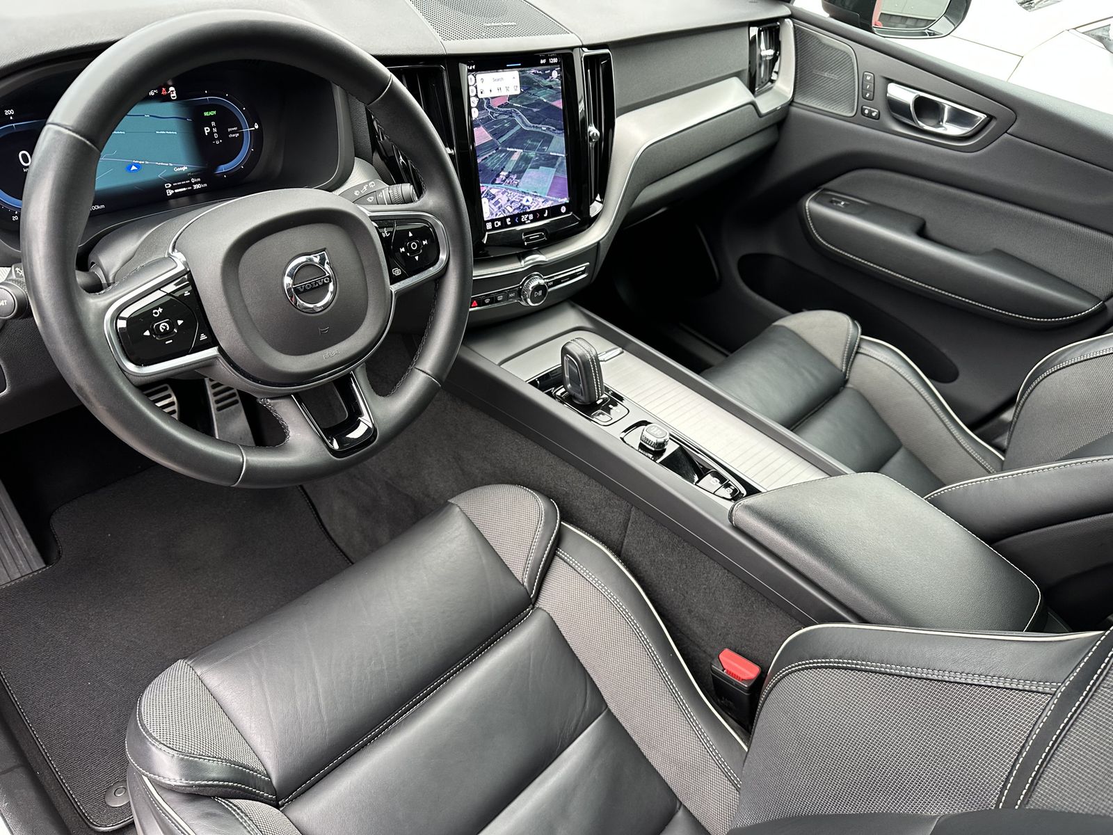 Fahrzeugabbildung Volvo XC60 T6 AWD R-Design NAV+LED+AHK+360°+H&K+PANO
