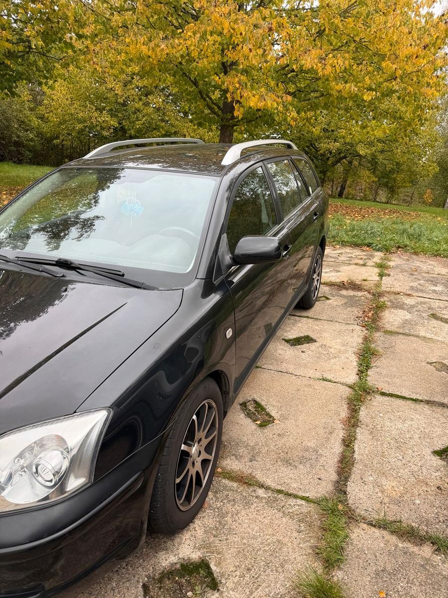 Toyota Avensis 2005 — вигляд ззаду