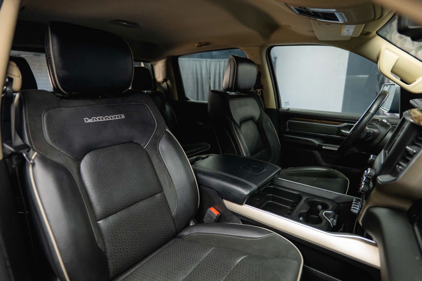 Fahrzeugabbildung Dodge RAM 5.7 V8 HEMI 4x4 Offroad LARAMIE Night 19%