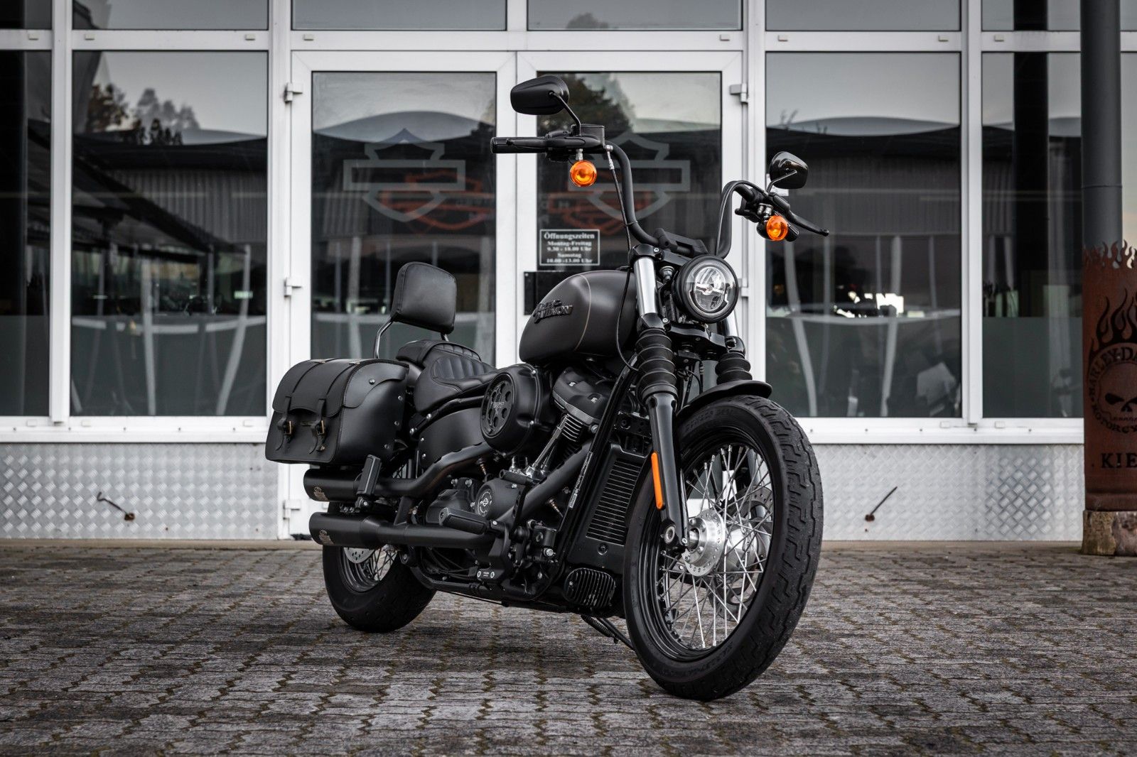 Fahrzeugabbildung Harley-Davidson FXBB STREET Bob Softail - JEKILL&HYDE