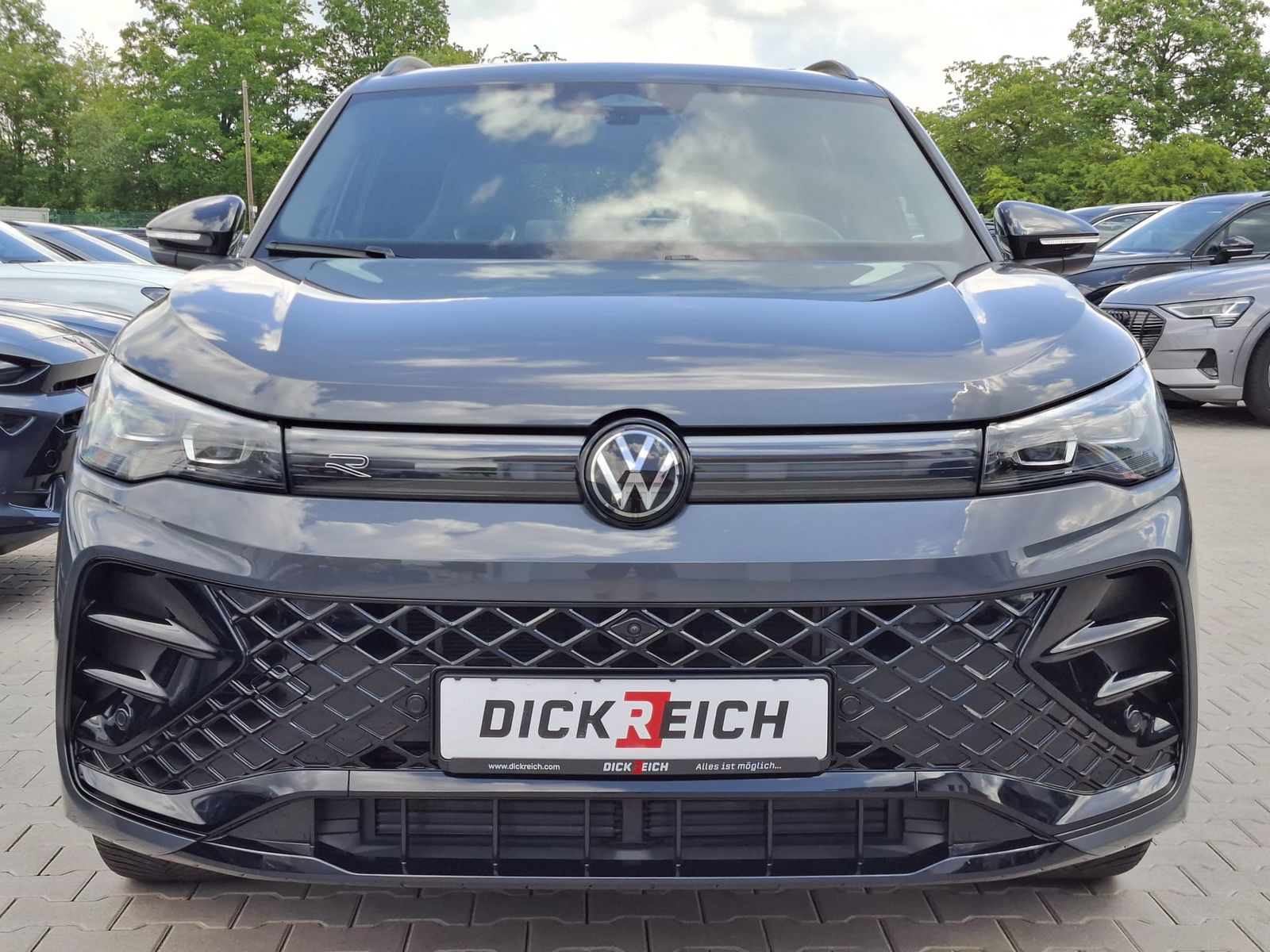 Fahrzeugabbildung Volkswagen Tiguan 2.0 TDI 4M R-Line BLACK*PAN*HK*AHK*MATRIX