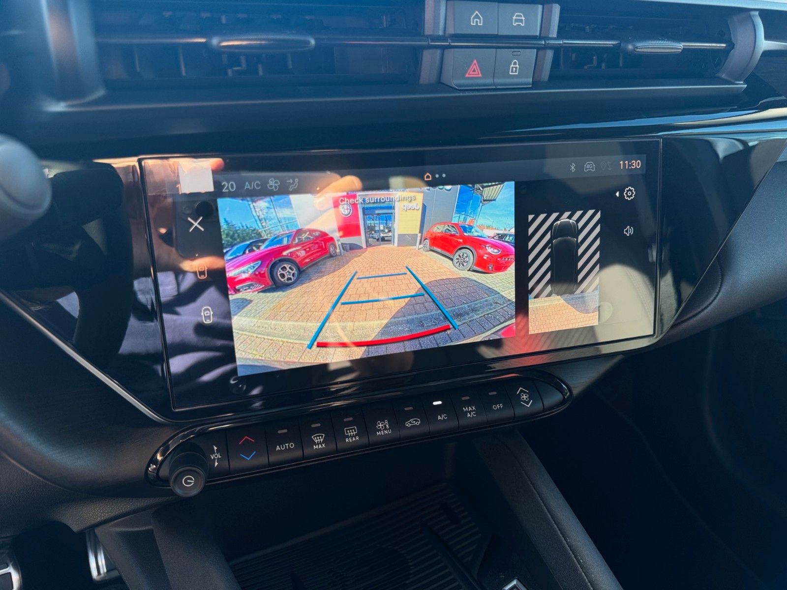 Fahrzeugabbildung Alfa Romeo Junior Ibrida Speciale 145PS Navi Kamera Massage