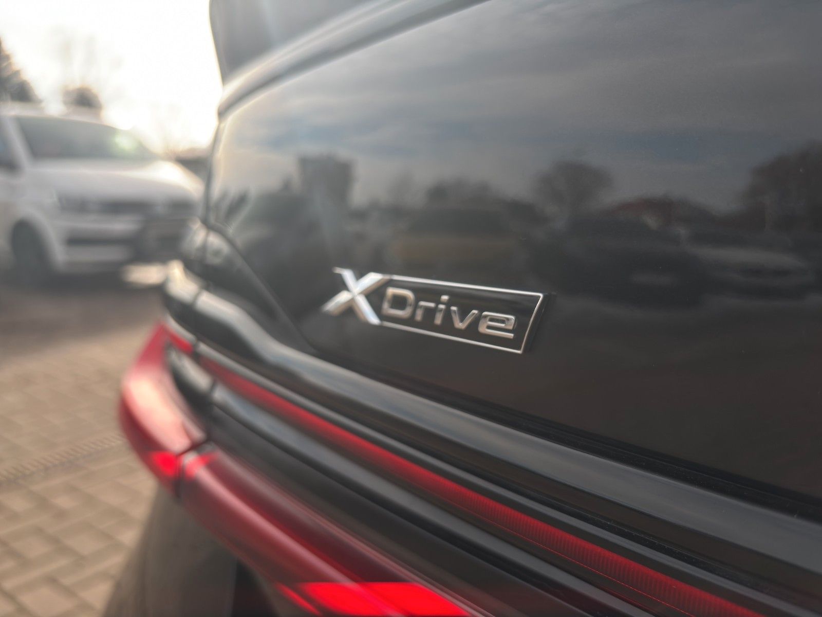 Fahrzeugabbildung BMW 750Li xDrive HUD/Skylounge/H&K/Massage/Luftf.