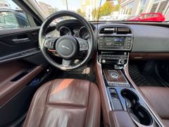 Fahrzeugabbildung XE Portfolio 20t Jaguar Navi Leder Bi-Xenon Lenk