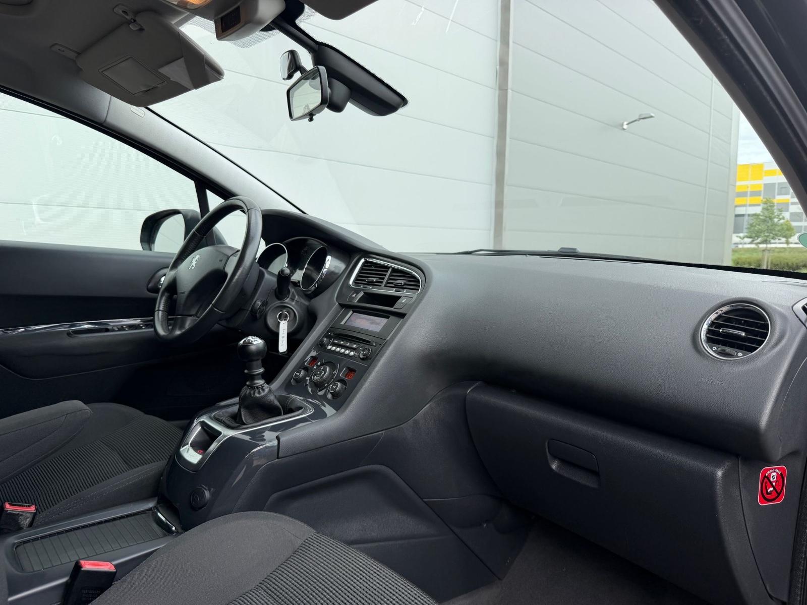 Peugeot 5008 2012 — interior